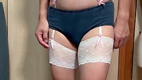 Andando por aí com plug anal enorme no uniforme de empregada