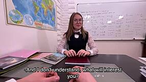 Chlipný režisér vie, čo chce od štíhlej študentky