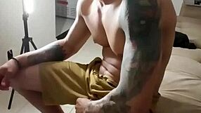 chubby girl masturbates on live