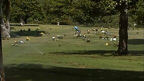 Plavolaska in rjavolaska MILF delita ogromnega kurca v spodnjem perilu v trojki na postelji