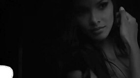 诱惑华丽女孩穿着性感内衣为音乐视频跳舞