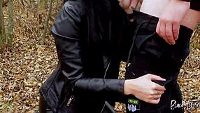 Długowłosa brunetka nastolatka 18+ studentka w skórzanych legginsach dostaje POV facefuck na zewnątrz