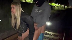 Żona prosi o pomoc przy przechodzeniu przez tory i pieprzy pomocnego faceta publicznie