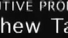 Plavolaska in rjavolaska MILF delita ogromnega kurca v spodnjem perilu v trojki na postelji