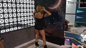 Fotógrafo Oficial Captura Strip Sensual de Alessandra Dias en Sesión de Fotos