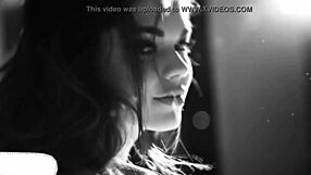 诱惑华丽女孩穿着性感内衣为音乐视频跳舞