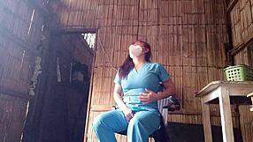 О боже, току що се прибрах от болница и се мастурбирам лудо да задоволя роговите си желания като истинска сестра