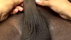 Czujesz, jak twój kutas pulsuje, gdy go masuję, kochanie?