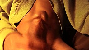 Zvládneš toho horkého chlapa ve svetru masturbujícího obrovský čurák s hlasitými sténáními?