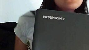 Ona se oseća napaljeno i vruće dok masturbira i štrca