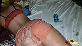 Meu padrasto me pega e me bota só no meu cu?