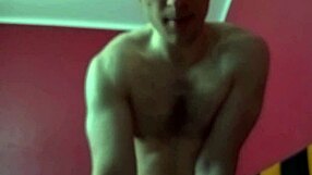 Daddy musculos dă prima dată futai în poziția misionar POV în patul de cămin cu dirty talk și masturbare homemade