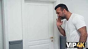 vip4k remaja menggoda 18+ olivia zlota gak keberatan goyang pantat botaknya di depan ayah tiri selingkuh horny buat seks