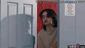 Biseksüel kızıl saçlı milf üvey anne ve öğretmen üvey oğlun sert sikini paylaşıyor