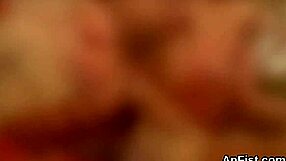 Modelle lesbiche sporche si tuffano in stretching anal estremo e fisting