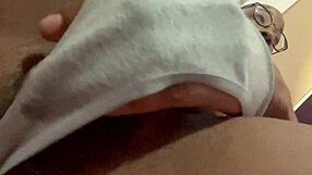 Black babe chills while rubbing her pussy.