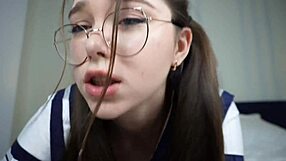 La estudiante ama que la follen duro con su uniforme escolar mientras cabalga