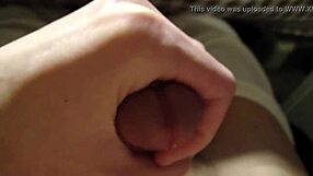 Powoli drażnię wrażliwego kutasa delikatnymi masażami