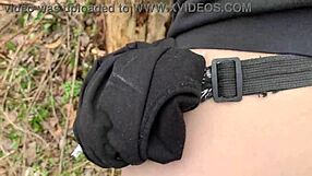 Emo-slyna tar svart kuk i offentlig park för hård kul