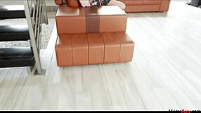 Madrastra cruda montando a joven milf suegra en acción 18+