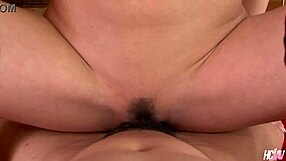 永远饥渴日本熟女Runa Sezaki渴望硬鸡巴