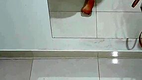 ajudando a filha da empregada a tomar um leite matinal with blonde public cum.