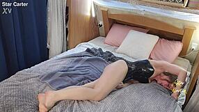 Söt brunett squirter första gången med vibrator onani