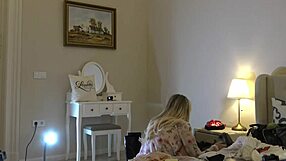 La ragazza raver con grosse tette stupisce con una seghetta backstage per il regista amatore