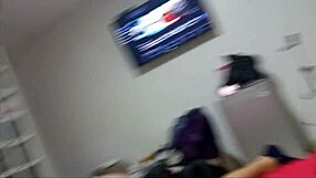 Latinské studentky se připravují na intenzivní trojku s milf nevlastní sestrou