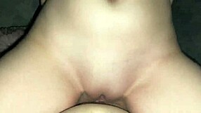 Stepdaughter Nyelinap di Bawah Selimut untuk Hisap Kontol Ayah Tiri. Dia Naik Dia Keras Setelah Dirty Talk dengan Tits Alami Meloncat.