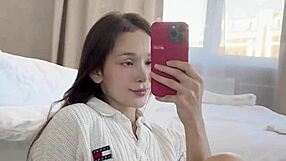 Ellie Leen qui jouit devant le miroir ?