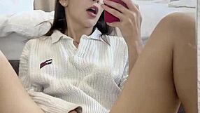 艾莉·琳在镜子前喷水？