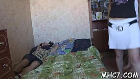 Уау! Меденцето изневерява любовника си с млада зряла курва в хардкор!