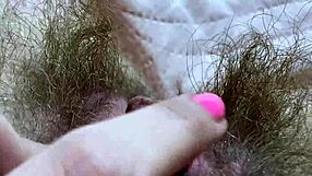 Devamlı yakın çekimde büyük klitoris ovuşturma yoğun kıllı orgazm vuruyor. Her detayı izle!