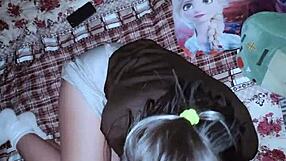 le doy su leche a mi hermanastra colegiala en su cuarto voy a su cuarto y le enseño mi verga y le lleno de semen su vagina tiernita video casero estudiante mexicana hd