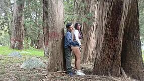 Stary chłop pieprzy młodą 18+ dziewczynę z college'u na otwartym polu