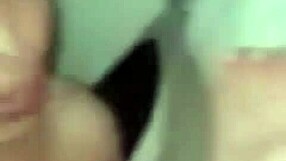 Omnian egyptiläinen kypsä nainen venytetään anaalissa äärirajoille