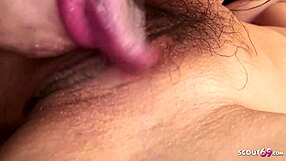 痩せた日本人熟女がホテル部屋で2人の男をホットなMMF3Pセックスに誘う