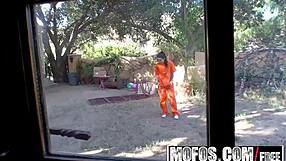 Katrina Jade masturbuje się z podskakującym dużym tyłkiem