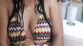 ESTA CHICA LATINA se masturba sola cuando no encuentra quien la folle