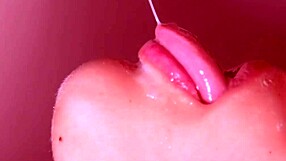 Ibu tiri Jepun kejut anak tiri dengan blowjob hari jadi