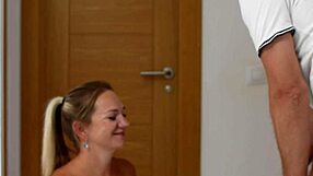 Amo a mi linda esposa en perrito recibiendo polla dura y vibrador