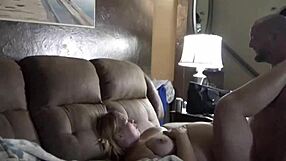 Vieja esposa embarazada recibe creampie en chat casual