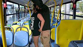Brunetka študentka ohmataná verejne v autobuse s obrovským kurcom