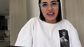 فتاة لاتينية صغيرة 18+ شرموطة كسها يُضخ قريباً