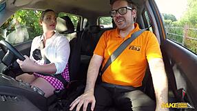 Falsk körskola kurvig elev med stora pattar sväljer instruktörens mansjuice