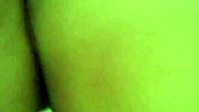 Naida kuuma vaimo kumartuneena