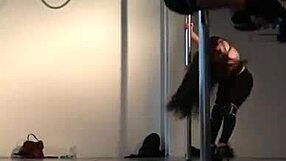 Doctora sexy se desnuda bailando en el tubo