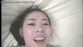 Jeg følte intense følelser ved at se min mand kneppe min ven Minh, hendes store patter hopper under POV sex og cumshot