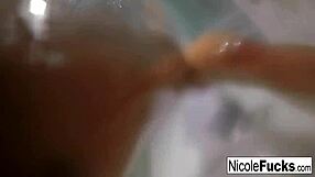 嘿妮可·安妮斯顿，想和我一起洗个长长的热水澡吗？一边摸自己